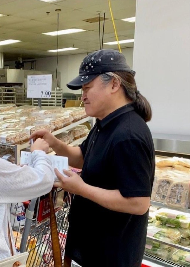 偶遇刘欢美国超市买菜，选购57元面包很实惠，带铆钉帽抢镜