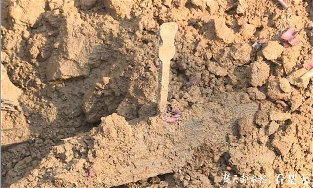 现场曝光！公安县挖土方意外挖到两座明代古墓