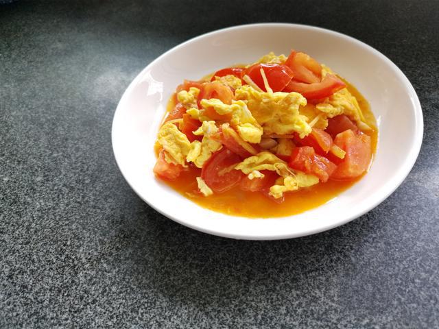 西红柿炒鸡蛋中多加一种食材，好吃又营养，一周吃三次都不够