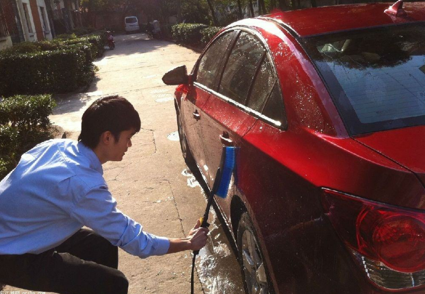 「汽车桌」爱车上的灰尘总是去了又来，洗车需要加点它，洗完几天都亮洁如新