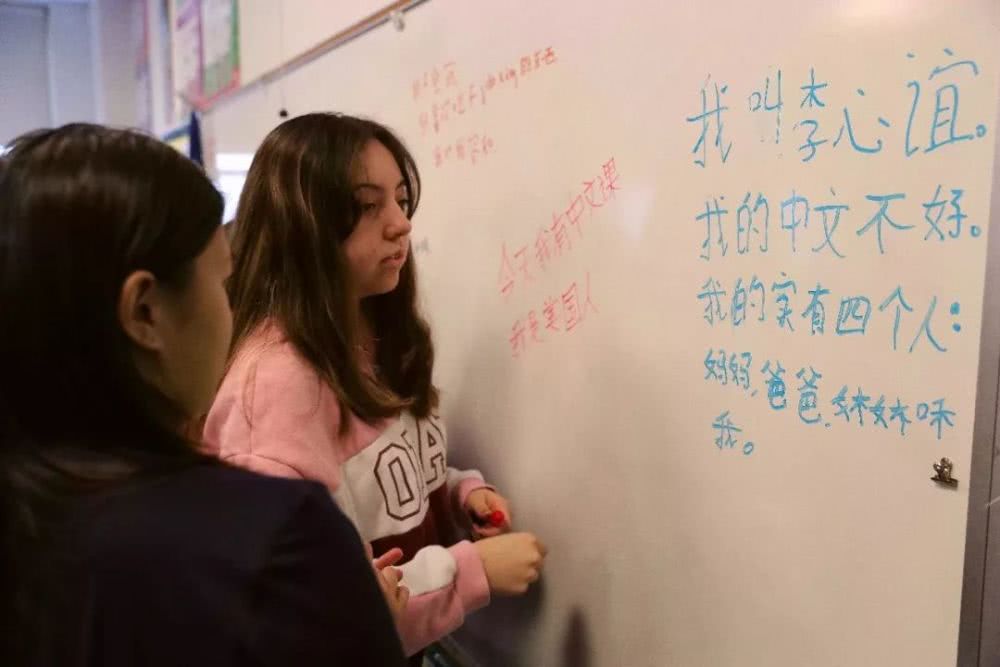 “在芝加哥学区，汉语成为第二大外语”