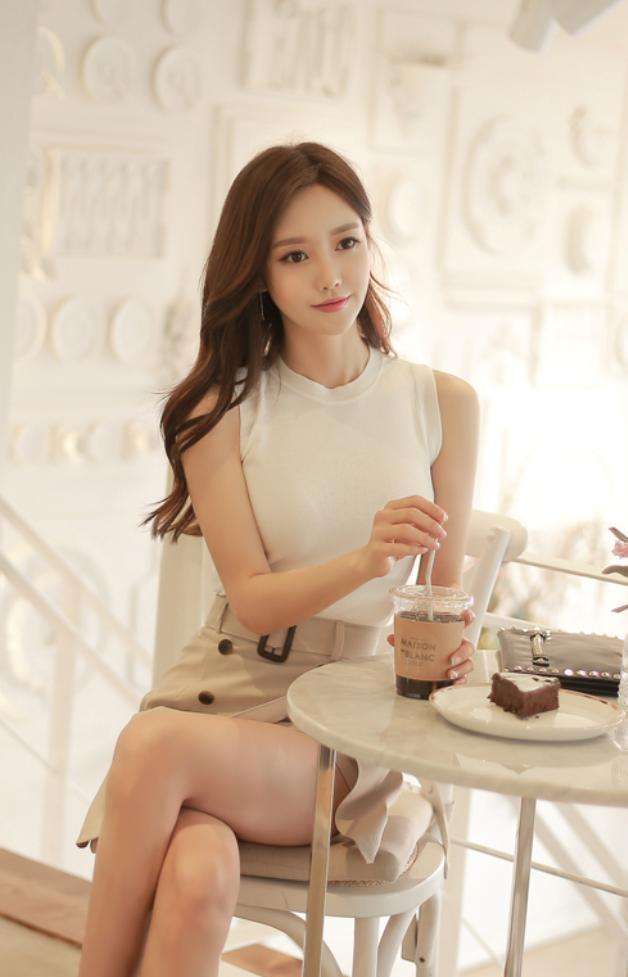 晓说正能量@想知道一个女人的层次高低，看她吃饭时候的3个表现