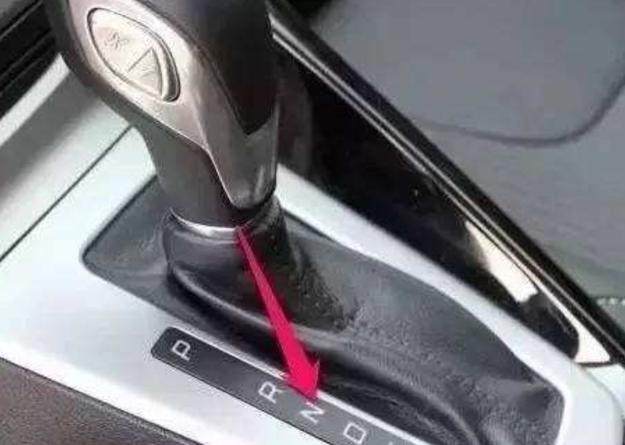 【娱乐一起逗翻天】自动挡在下坡时，踩刹车是错误操作！老司机：这样操作才正确