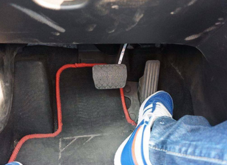 【娱乐一起逗翻天】自动挡在下坡时，踩刹车是错误操作！老司机：这样操作才正确