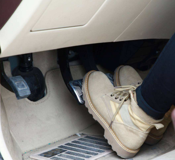 【娱乐一起逗翻天】自动挡在下坡时，踩刹车是错误操作！老司机：这样操作才正确