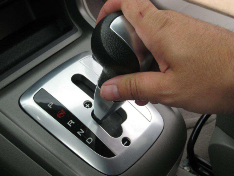 【娱乐一起逗翻天】自动挡在下坡时，踩刹车是错误操作！老司机：这样操作才正确