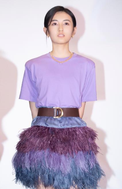 张子枫总算长大了，紫色T恤搭毛绒半身裙，如今衣品美翻天了