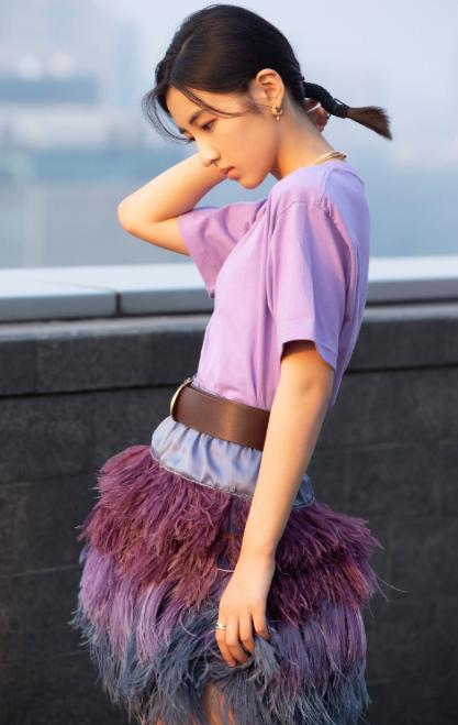 张子枫总算长大了，紫色T恤搭毛绒半身裙，如今衣品美翻天了