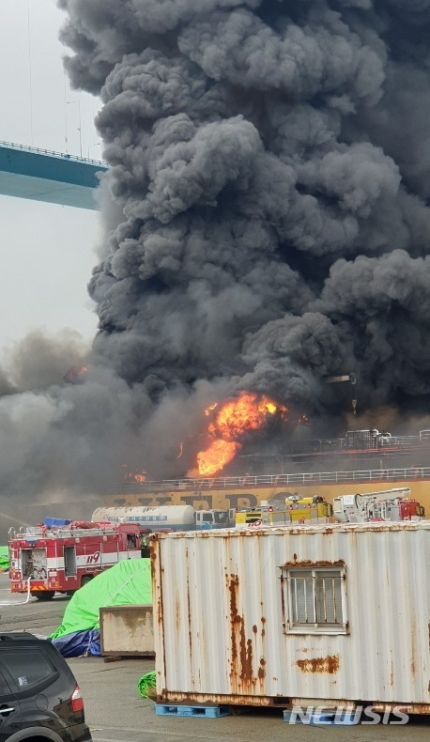 韩国蔚山一运油船发生爆炸 事发时船上共有25人