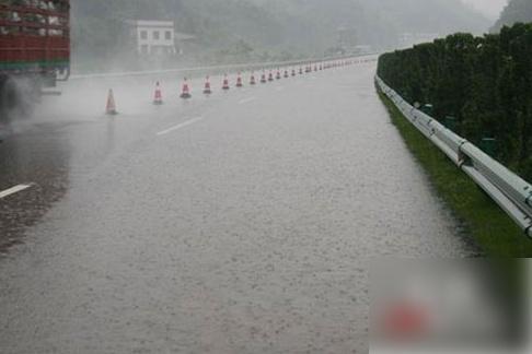 行者车视觉：高速公路上，遇到积水是躲还是开过去？能知道的都是高手