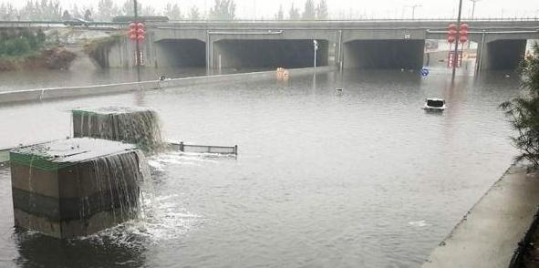 行者车视觉：高速公路上，遇到积水是躲还是开过去？能知道的都是高手