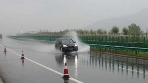 行者车视觉：高速公路上，遇到积水是躲还是开过去？能知道的都是高手