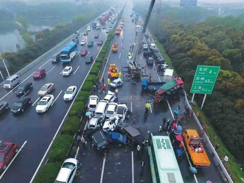「谈车甲乙丙」高速开车有四大忌，占一条劝你立刻停车，别拿生命开玩笑