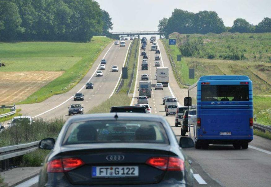 「谈车甲乙丙」高速开车有四大忌，占一条劝你立刻停车，别拿生命开玩笑