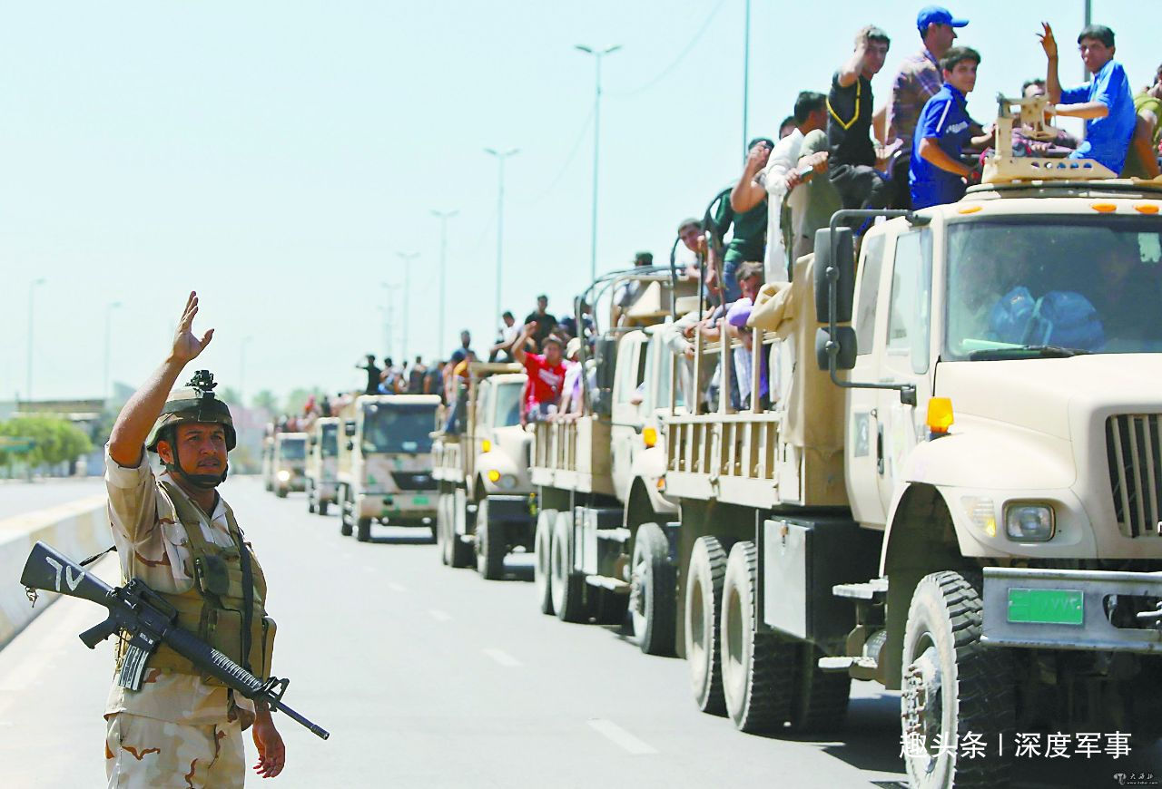 大批伊朗军队集结，出动狙击手导弹机枪：美军庞大车队冲进战场