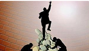 「单身的X小姐」想做个牛人，先当块好的“垫脚石”