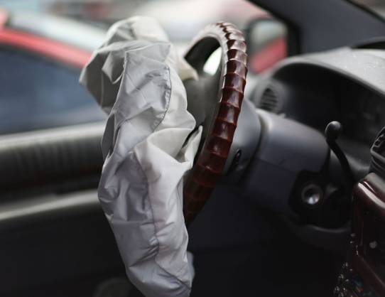 汽车四号码头：安全气囊弹出后，重装要多少钱？内行人说漏嘴，你可能不会相信