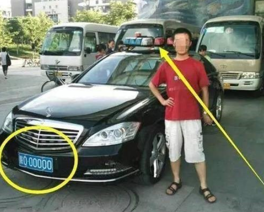 #汽车四号码头#国内“最牛奔驰”，违章不用罚款，高速终身免费！