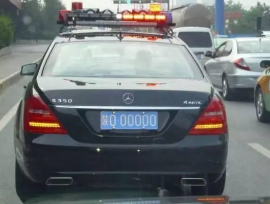 #汽车四号码头#国内“最牛奔驰”，违章不用罚款，高速终身免费！