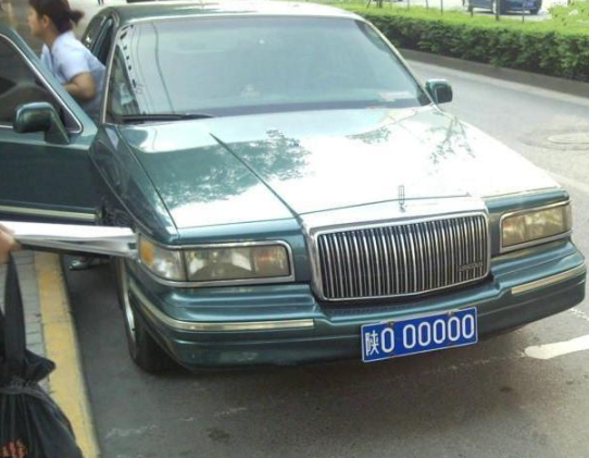 #汽车四号码头#国内“最牛奔驰”，违章不用罚款，高速终身免费！