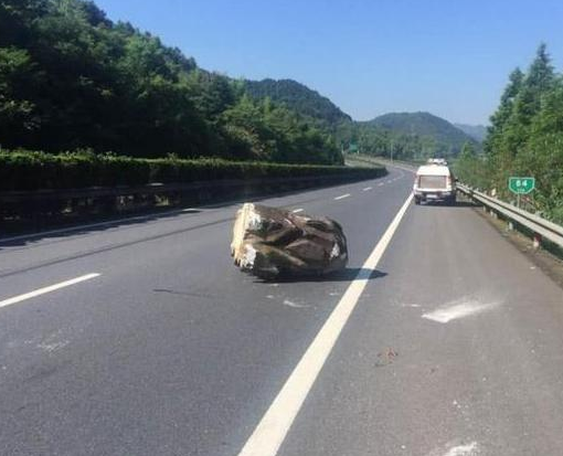 「汽车四号码头」高速上遇到石块，到底是躲还是撞？交警说出了答案，很多人不清楚