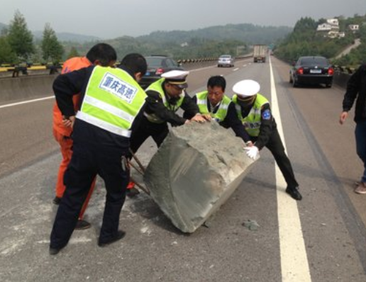 「汽车四号码头」高速上遇到石块，到底是躲还是撞？交警说出了答案，很多人不清楚