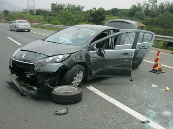 「汽车四号码头」高速上遇到石块，到底是躲还是撞？交警说出了答案，很多人不清楚