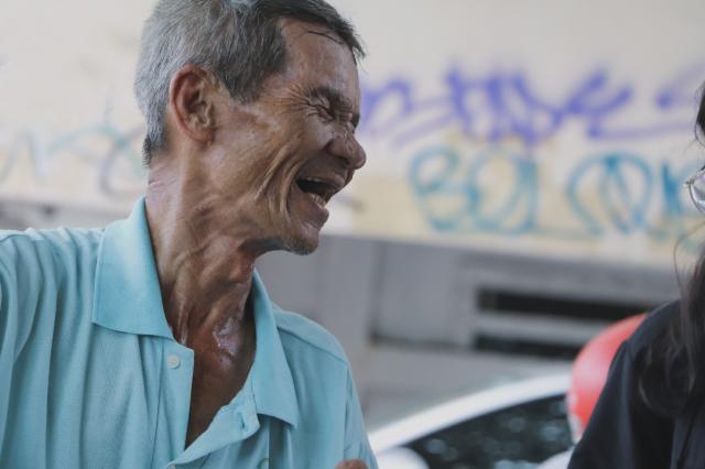 76岁老汉每天骑车送货，只为..赡养乡下102岁高龄的母亲