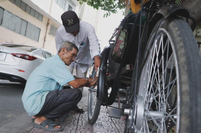 76岁老汉每天骑车送货，只为..赡养乡下102岁高龄的母亲