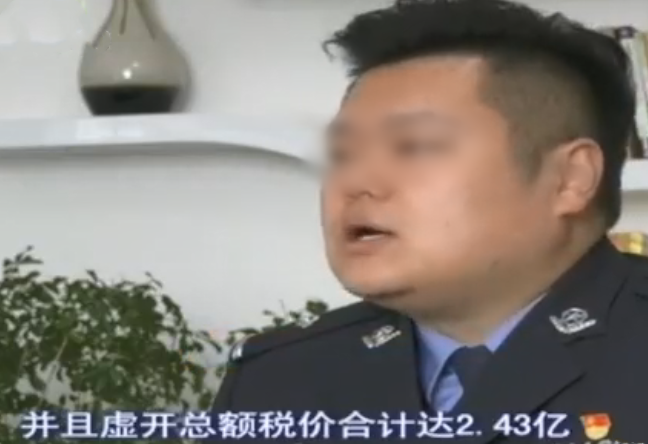 生活娱乐汇：天上掉馅饼？临沂男女领双份工资，看着工资单他们却开心不起来