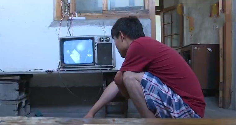 民生直通车：小伙不爱工作，整日神出鬼没，曾在家蜗居一年，父母却不知所踪