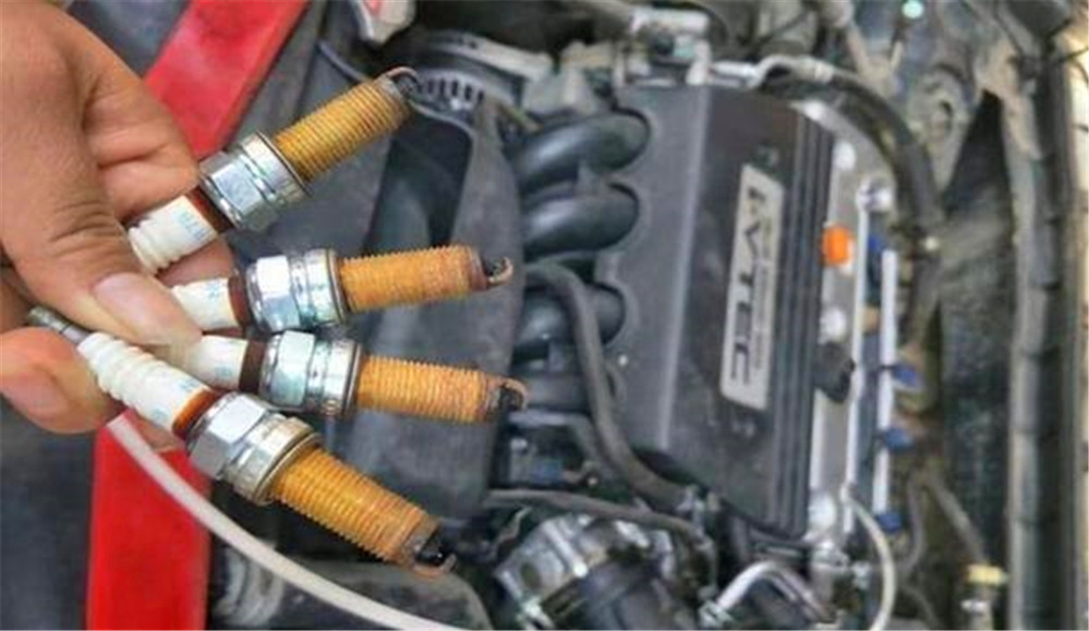 【汽车主之家】火花塞多久换一次？修车师傅：车子出现这些信号，请及时更换！