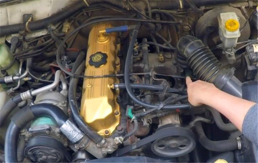 【汽车主之家】火花塞多久换一次？修车师傅：车子出现这些信号，请及时更换！