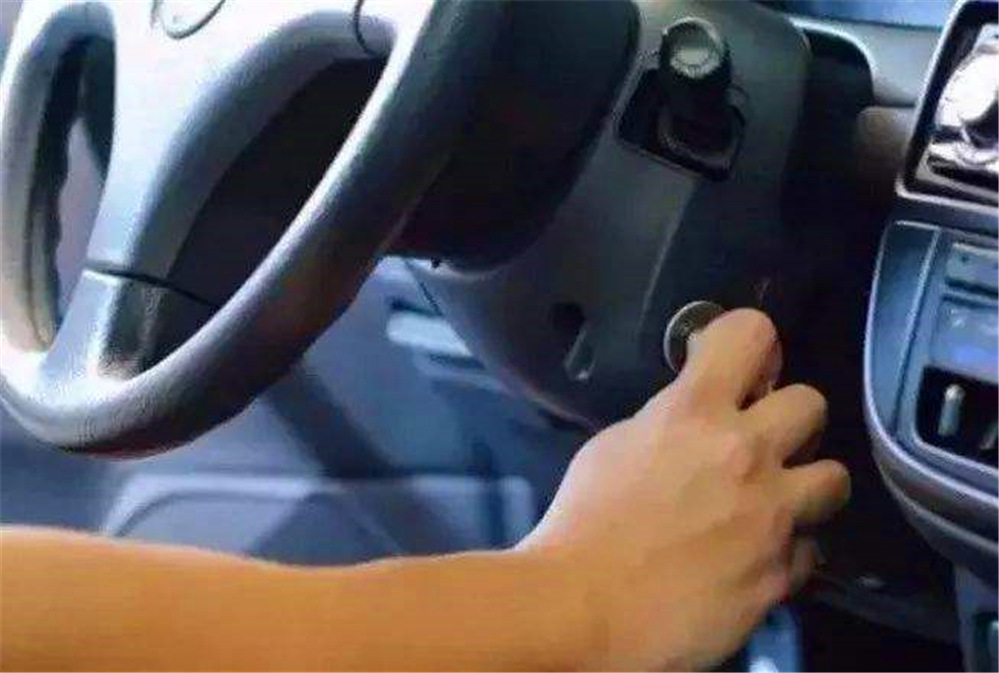 【汽车主之家】火花塞多久换一次？修车师傅：车子出现这些信号，请及时更换！