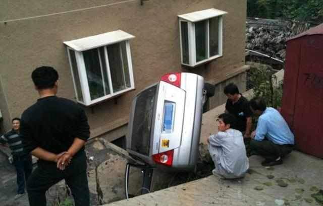 【外车咖】为什么女司机总是把油门当刹车踩？内行人说出了实情，后悔才知道