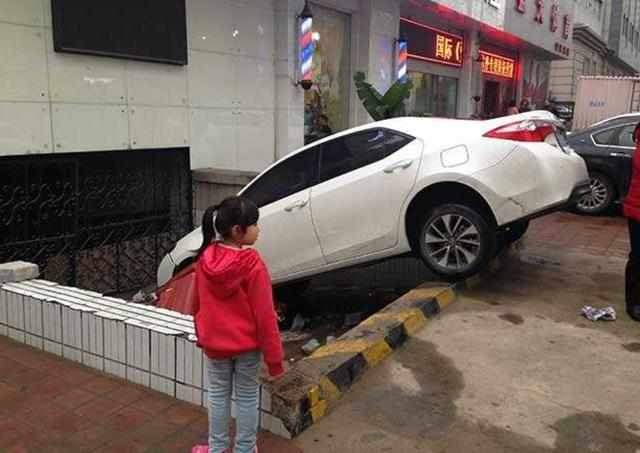 【外车咖】为什么女司机总是把油门当刹车踩？内行人说出了实情，后悔才知道