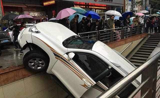 【外车咖】为什么女司机总是把油门当刹车踩？内行人说出了实情，后悔才知道