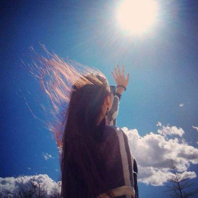 校园留声机■难过时，就抱抱自己