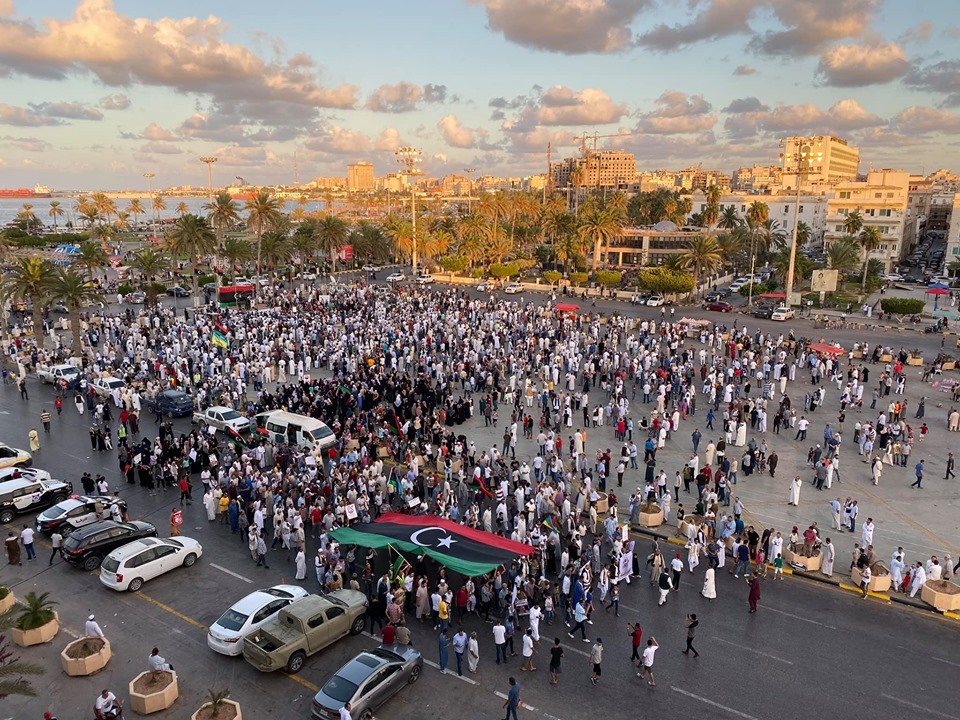 利比亚首都遭空袭2人死亡 民众..谴责哈夫塔尔