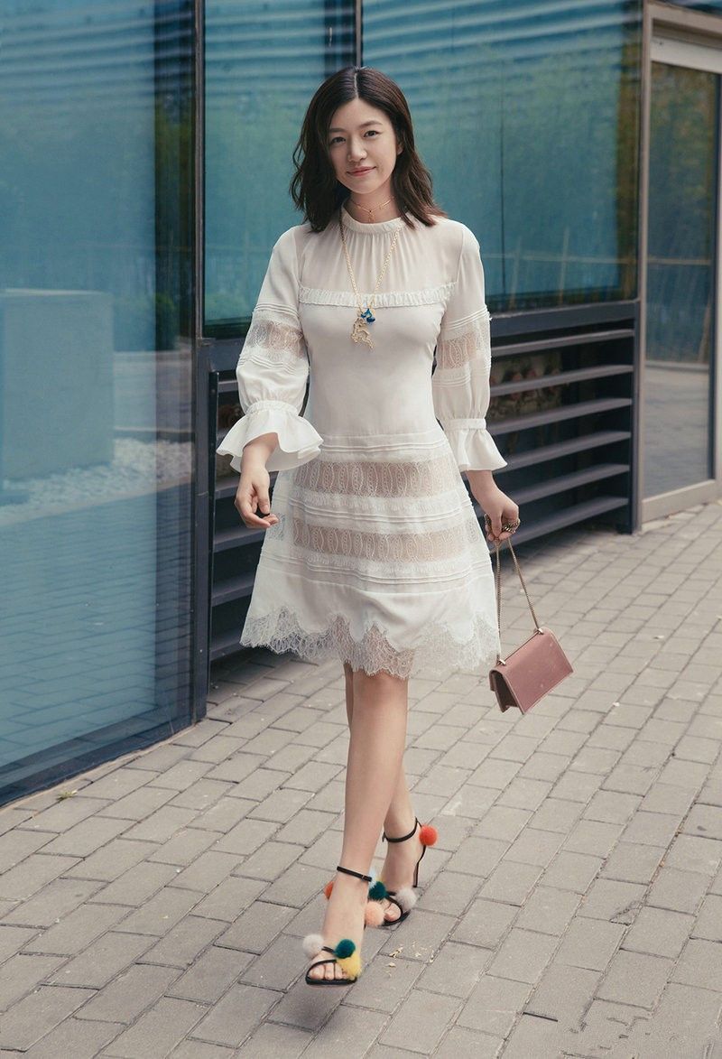 陈妍希这身蕾丝白裙虽穿出了清丽温婉，但整体“廉价感”也很浓！