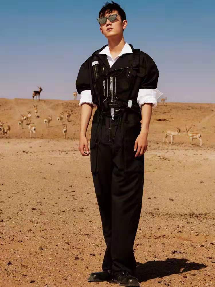 肖战沙漠写真，西部牛仔造型，穿衣搭配帅出新高度