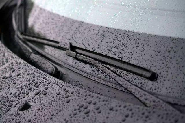 「油中感谢」撞车后雨刷器打开，是巧合还是什么？