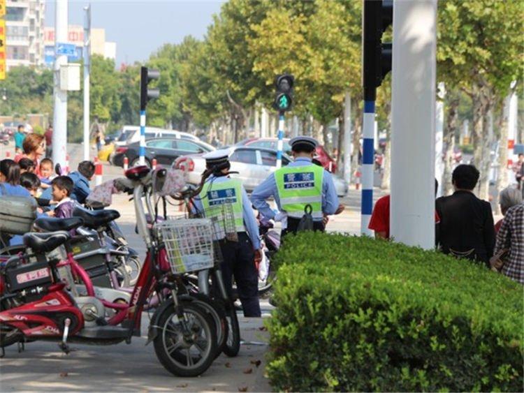 【十三姨侃车记】交警查车忘带驾驶证咋办？内行：亮出这个东西，立刻放行