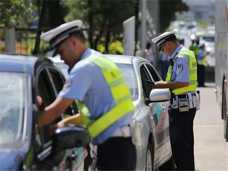 【十三姨侃车记】交警查车忘带驾驶证咋办？内行：亮出这个东西，立刻放行