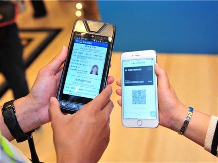 【十三姨侃车记】交警查车忘带驾驶证咋办？内行：亮出这个东西，立刻放行