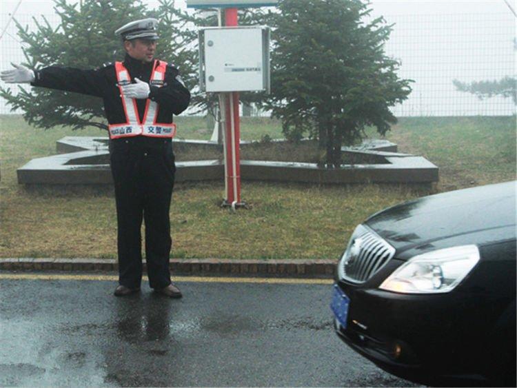 【十三姨侃车记】交警查车忘带驾驶证咋办？内行：亮出这个东西，立刻放行