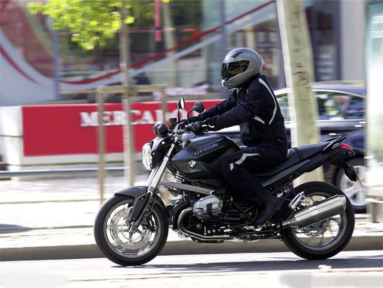 「十三姨侃车记」C1驾照司机注意，开这2种车就判无证驾驶，车主：我这是个假证？