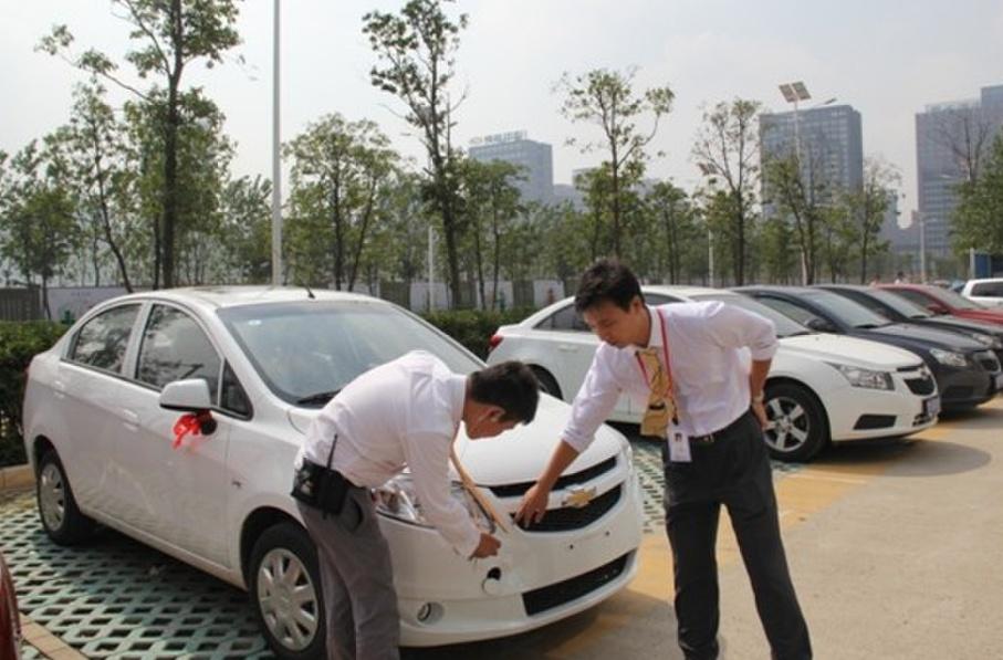 谈车甲乙丙：挡风玻璃被砸，保险公司却不理赔？老司机：只因你多说一个字