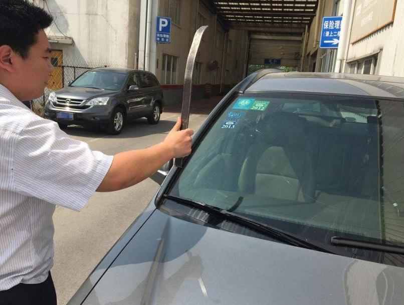 谈车甲乙丙：挡风玻璃被砸，保险公司却不理赔？老司机：只因你多说一个字