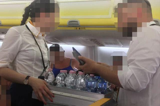 飞机延误5小时，乘客被困闷热机舱：喝水还需自掏腰包